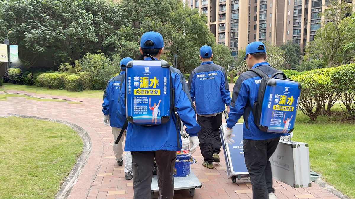 兩個兒子齊上陣，操總的防水補漏生意為何越做越旺？